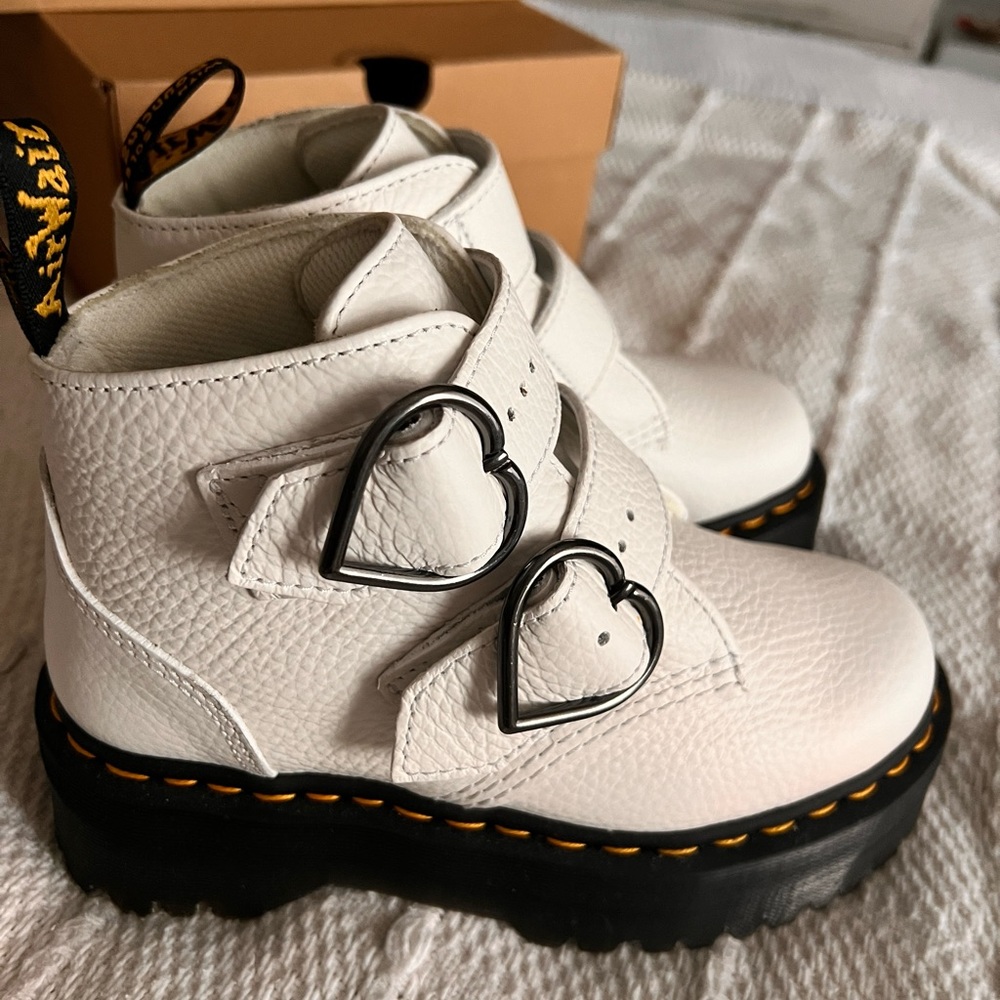 Dr. Marten’s White Boots W size 5